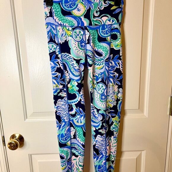 Lilly Pulitzer Luxletic Leggings Size XS in Siren and Spirits Print EEUC - Picture 4 of 4